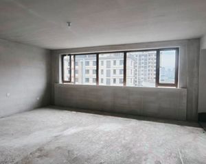 小三居 中间楼层 次新房 居住密度低 产权清晰 有电梯
