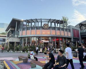 年租金30万 临街把角旺铺出售!10个车位!业主个人急售!