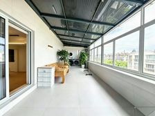 新上百萬豪装两房!近公园!送大露台,带产权车位!小区中心