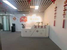 青秀万达(221平精装修办公室)单价28带家具楼下停车场