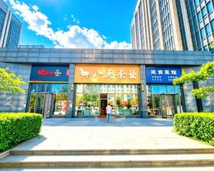 年租金55万丶门前带200平外摆(可停车)25米面宽分租3户