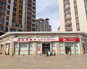 保真!朝阳地铁口把角!三甲医院旁边!年租45万!有外摆!