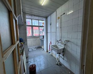 房东急售 中华小区内工行宿舍中间楼层采光好 交通便利 近医院