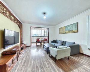 布鲁汀 套四双卫,带个平台约10平,厨房带储物间,房子采光好