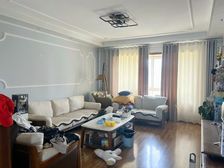 洛龙公园对面,精装修三房带车位,房东诚心出售