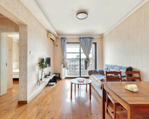 桐梓林欧城 此房 采光好,客厅带阳台,视野开阔,户型方正