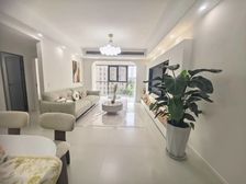 楚天城电梯小高层6楼精装三房2卫 客厅正出阳台朝南