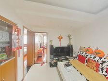 一梯两户,楼层好,户型正气双南两房一厅,这个价周边找不到