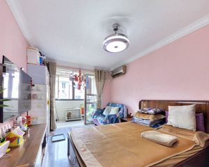 此房满五,小区近地铁方便出行,通勤方便