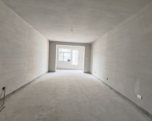 河小13中,电梯洋房三室,毛坯随意装,小区环境佳,人车分流