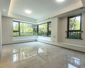 跃墅双层空间 地铁次新精妆洋房 上下二层实得143平 !