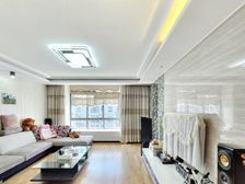 电梯房坐南朝北,透采光好,主卧室可远观观山湖公园。
