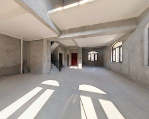 桃花岛大边套纯毛坯 带3个车位 前后花园