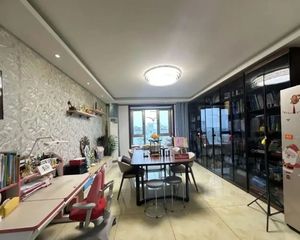 独立客厅 客厅朝南 南北双通透 房龄新 市政供暖 中间楼层