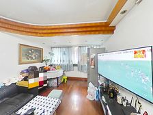 房子带阁楼、楼下有三个房间、实用户型,出门交通也方便、诚意卖