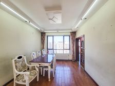 位置佳,正看小区花园,看房方便