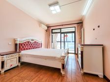 位置佳,正看小区花园,看房方便