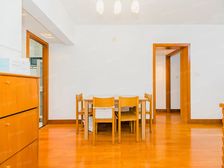 房子满五年。全明格局电梯房,南北通,格局好