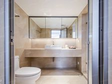 南京路人民广场旁边,近外滩吴江路兴业太古汇旁边张园