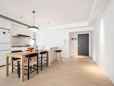 南京路人民广场旁边,近外滩吴江路兴业太古汇旁边张园