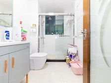 外滩第1座景观住宅、空中花园植被葱郁浓密,带个露台