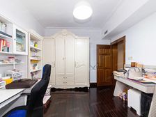 外滩第1座景观住宅、空中花园植被葱郁浓密,带个露台