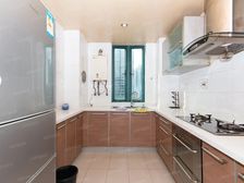 黄浦区市面上四房的户型少,该小区交通方便