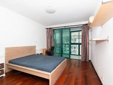 黄浦区市面上四房的户型少,该小区交通方便