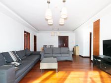 黄浦区市面上四房的户型少,该小区交通方便