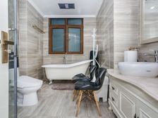 中环纯别墅区,满五税少,装修花了四百万。