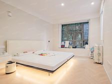 十年出一套独门独院,豪。华装修带小院地下室+2车位