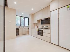 十年出一套独门独院,豪。华装修带小院地下室+2车位