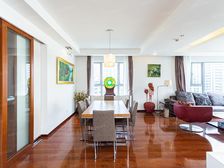 三梯三户的大平层、有车位,户型方正,龙湖物业服务好