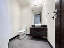 顶楼三层复式,这样的空中别墅整个小区仅有六套。