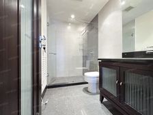 顶楼三层复式,这样的空中别墅整个小区仅有六套。