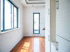 联排别墅边套,边套花园面积大的一套。空置!