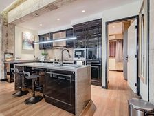 带电梯老公寓,南京西路静安位置,大四房设计师装修!