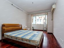 此房一梯三户,非顶楼,南北通透户型