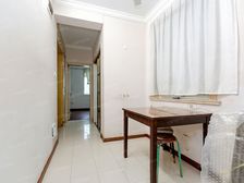 此房一梯三户,非顶楼,南北通透户型