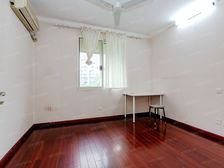 此房一梯三户,非顶楼,南北通透户型