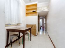 此房一梯三户,非顶楼,南北通透户型