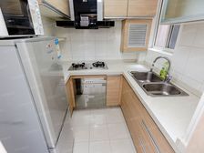 此房一梯三户,非顶楼,南北通透户型