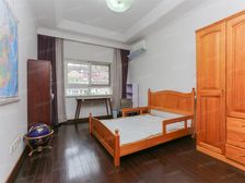 房子正宗顶楼复式,使用面积大,价格看中还可以谈。