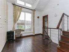 房子正宗顶楼复式,使用面积大,价格看中还可以谈。