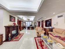 静安寺品质改善三房刷卡到户,180度视野三开间朝南。