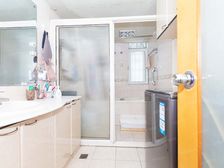 此房满五且只有一套,三开间朝南,楼层好,全明户型