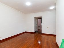 老静安花园小区,小区前排中间楼栋,纵览园林绿化。