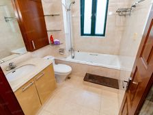 本月必卖,正看苏州河景观,地铁下楼,景色秀美。