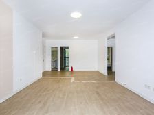 总价低南北三房,出入方便,客厅带阳台边套,正南朝向