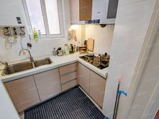 此房满五,昌平路地铁口,楼层好采光好,房型方正